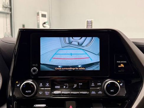 Used 2023 Toyota Highlander XLE image 5