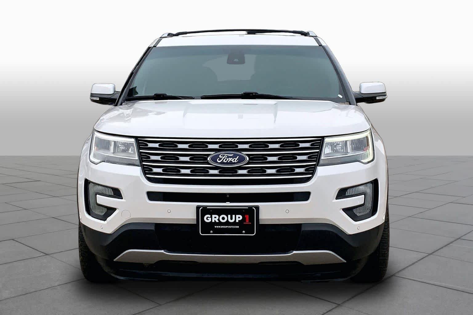 Used 2017 Ford Explorer Limited w/ Equipment Group 303A AWD/4WD image 3