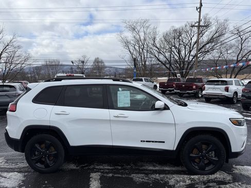 Used 2019 Jeep Cherokee Latitude Plus image 2