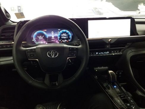 Used 2025 Toyota Crown Signia w/ Advanced Technology Package image 4