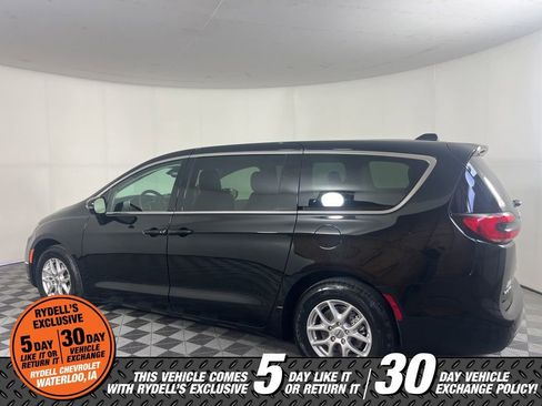 Used 2024 Chrysler Pacifica Touring-L FWD image 8