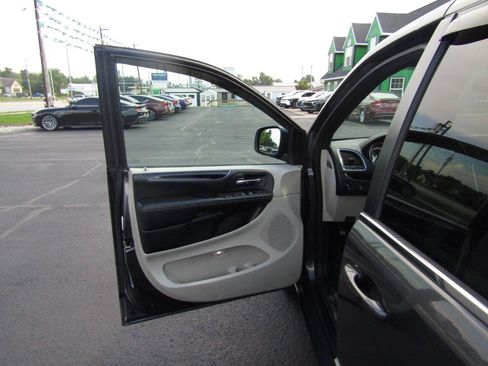 Used 2017 Dodge Grand Caravan SXT FWD image 10