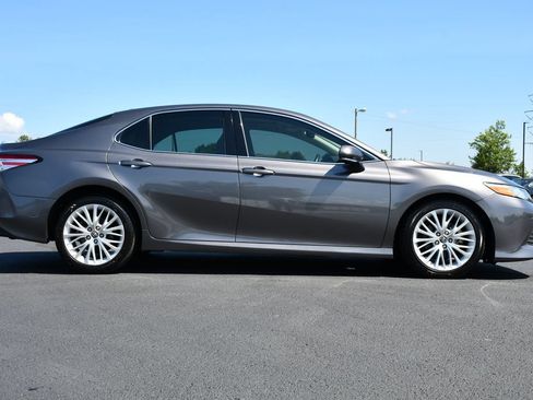 Used 2019 Toyota Camry XLE FWD image 8