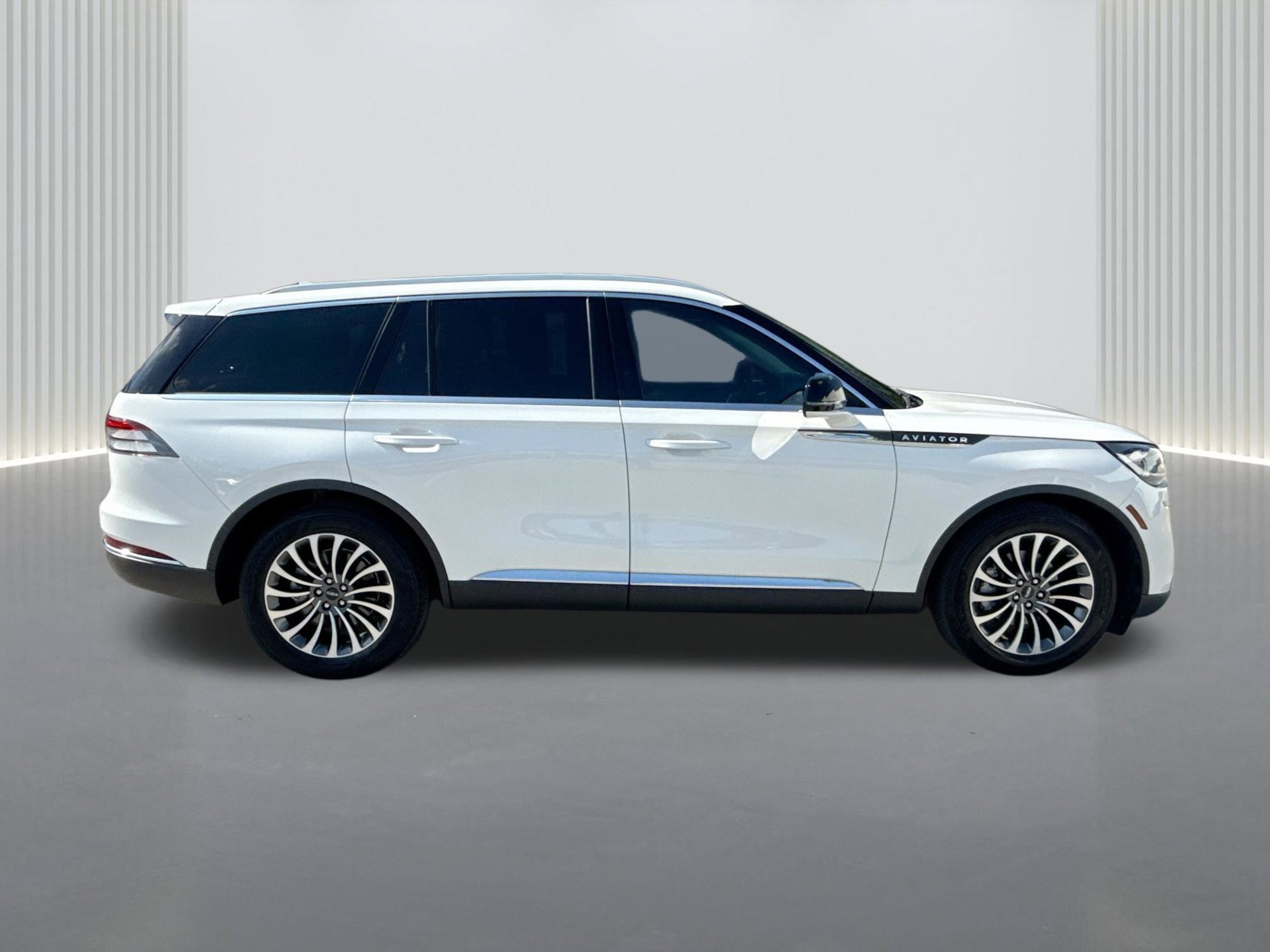 Used 2023 Lincoln Aviator 2WD w/ Premium Package image 6
