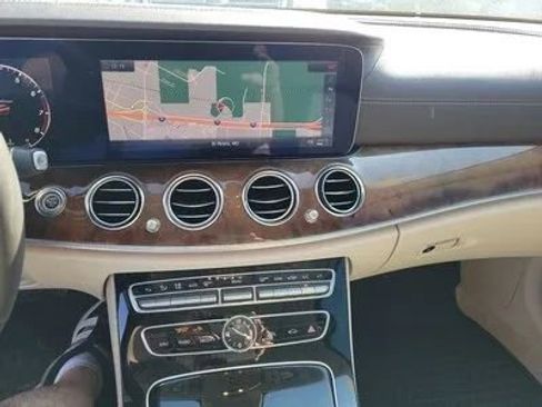 Used 2018 Mercedes-Benz E 300 image 4