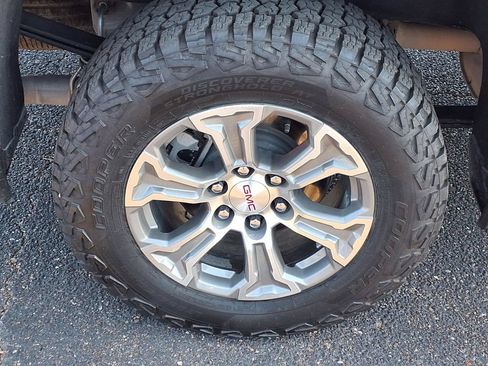Used 2025 GMC Sierra 1500 SLT RWD image 9