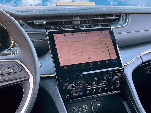 Certified 2024 Jeep Grand Cherokee Limited image 6