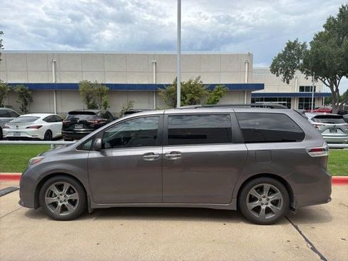 Used 2017 Toyota Sienna SE FWD image 3