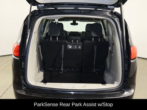 Used 2017 Chrysler Pacifica Touring-L w/ Tire & Wheel Group image 18