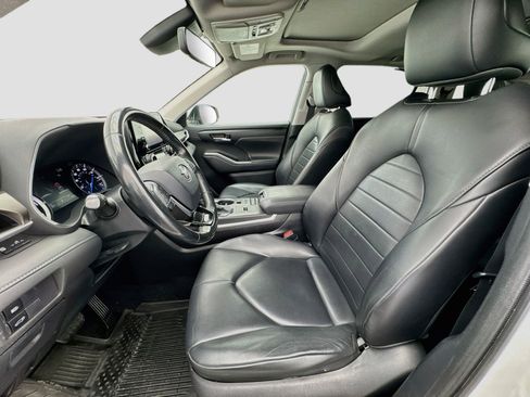Used 2020 Toyota Highlander XLE AWD/4WD image 13