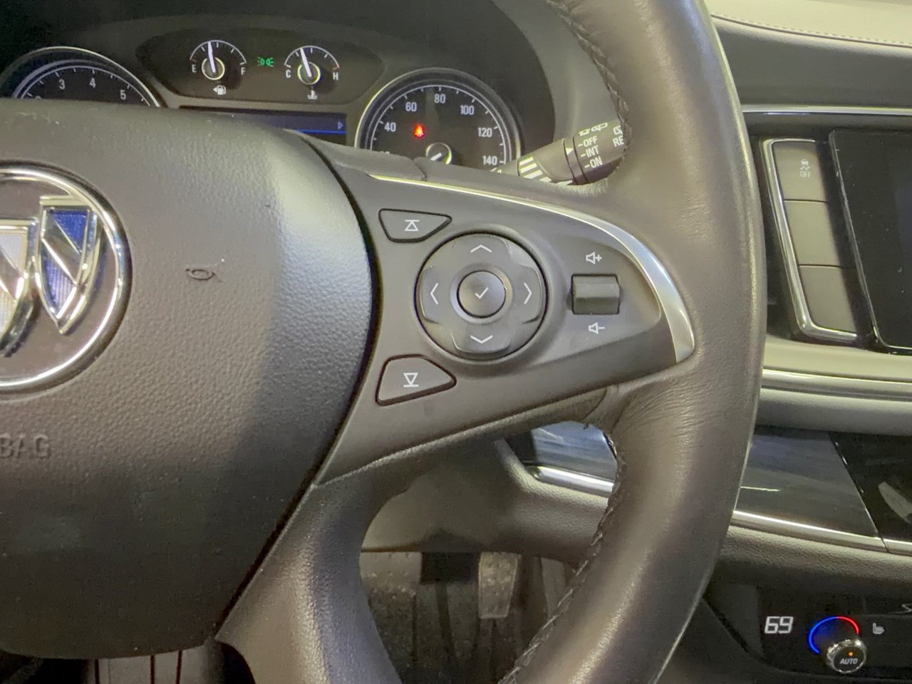 Used 2020 Buick Enclave Essence w/ LPO, Touring Package FWD image 19