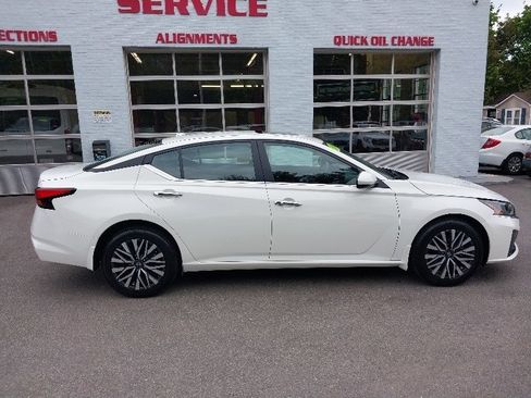 Used 2024 Nissan Altima 2.5 SV w/ SV Premium Package AWD/4WD image 1