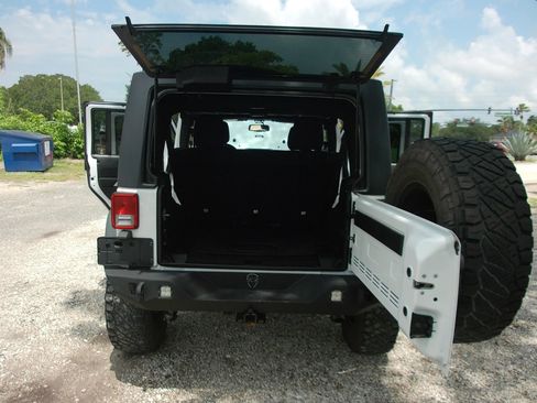 Used 2015 Jeep Wrangler Unlimited Rubicon w/ Connectivity Group AWD/4WD image 31