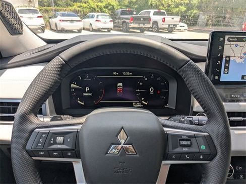 New 2025 Mitsubishi Outlander SE image 29