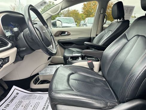 Used 2017 Chrysler Pacifica Touring-L image 18