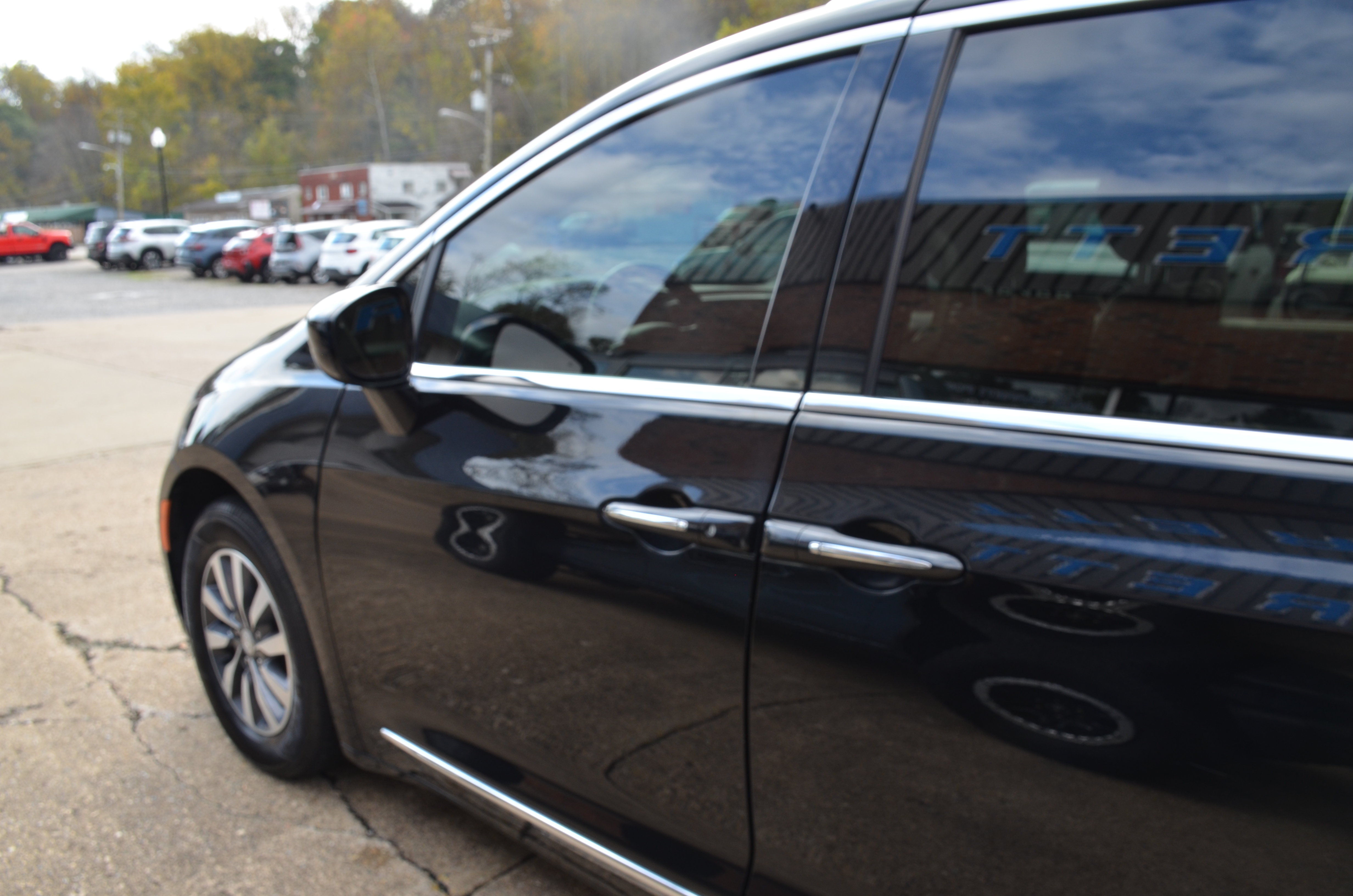 Used 2020 Chrysler Pacifica Touring-L Plus FWD image 21