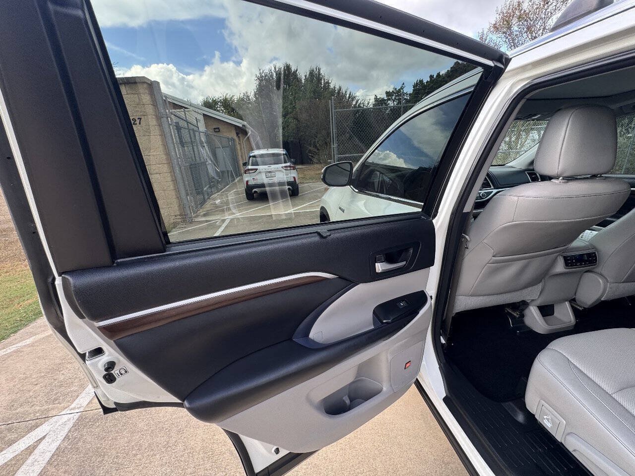 Used 2016 Toyota Highlander Limited Platinum AWD/4WD image 35