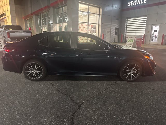 Used 2021 Toyota Camry SE w/ Audio Upgrade Package FWD image 2