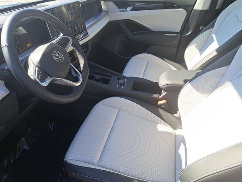 New 2025 Volkswagen Tiguan SE image 17