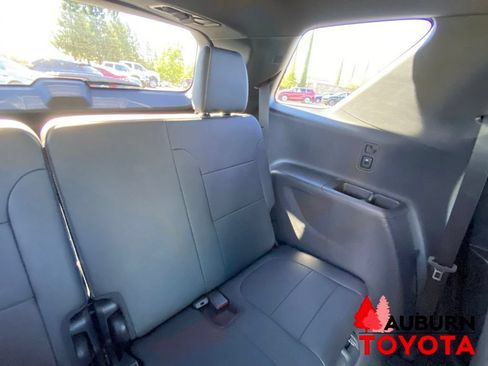 Used 2023 Chevrolet Traverse LT FWD image 15