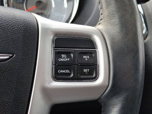 Used 2016 Chrysler Town & Country Touring-L image 25