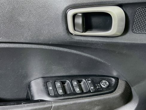 Used 2021 Hyundai Venue SE FWD image 16