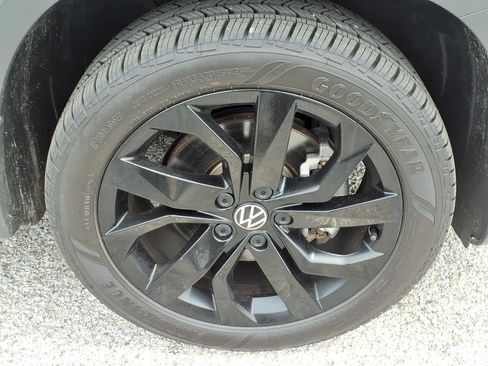 Used 2023 Volkswagen Taos SE w/ Panoramic Sunroof Package FWD image 8