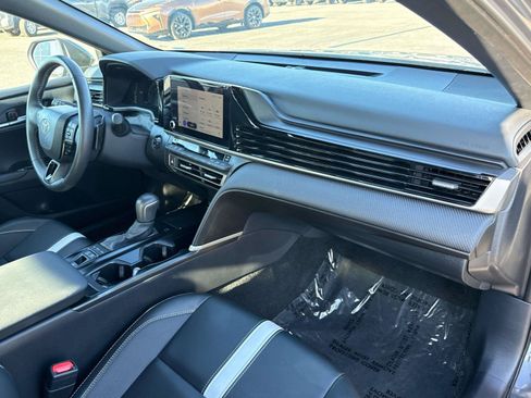 Used 2025 Toyota Camry Hybrid FWD image 19