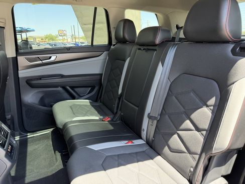 Used 2024 Volkswagen Atlas Peak Edition SEL AWD/4WD image 39