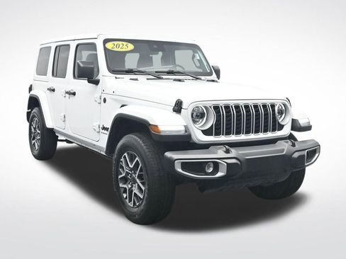 Used 2025 Jeep Wrangler Unlimited Sahara AWD/4WD image 3
