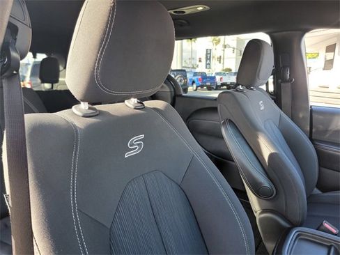 Used 2018 Chrysler Pacifica Touring Plus w/ S Appearance Package image 15