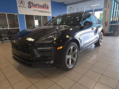 Used 2023 Porsche Macan image 4