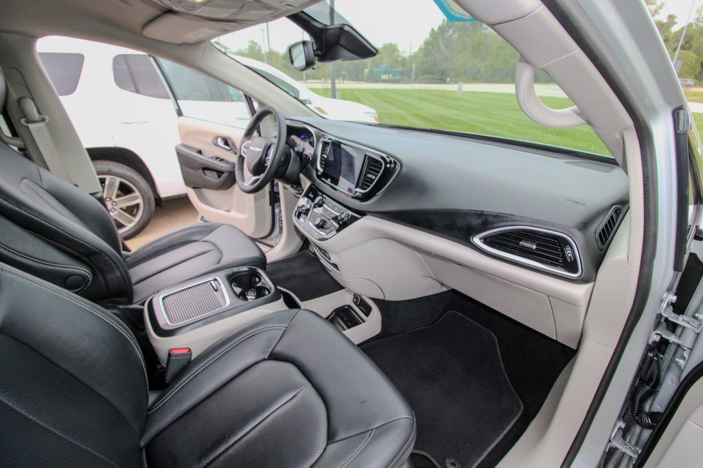 Used 2024 Chrysler Pacifica Touring-L FWD image 17