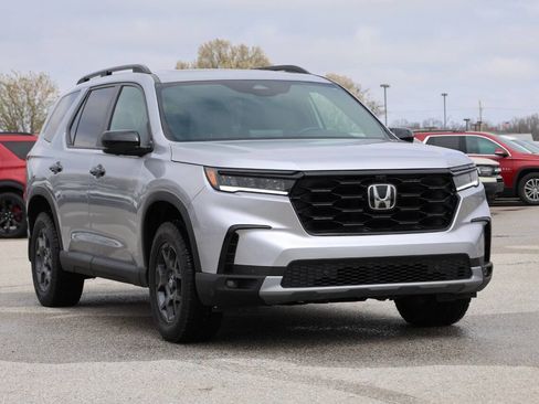 Used 2025 Honda Pilot TrailSport image 4