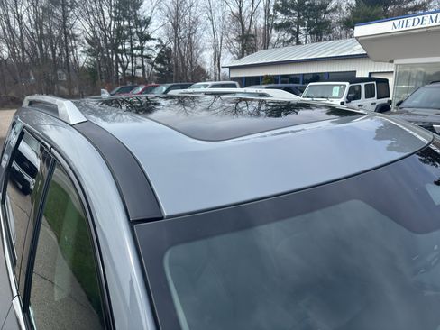 Used 2023 Nissan Pathfinder SL AWD/4WD image 15