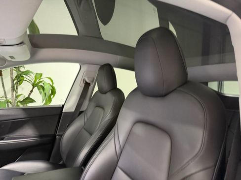 Used 2020 Tesla Model Y Long Range image 12