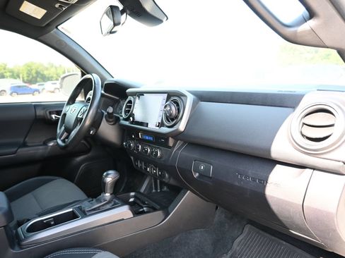 Used 2021 Toyota Tacoma TRD Off-Road w/ Technology Package AWD/4WD image 30
