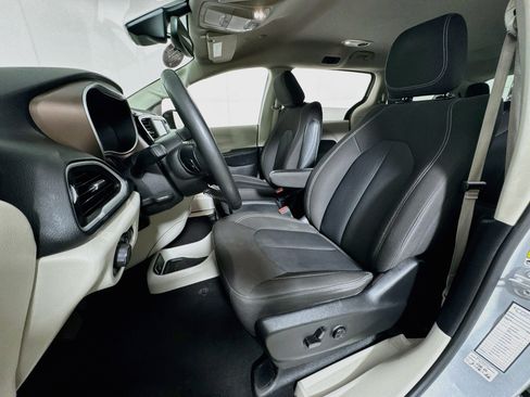 Used 2023 Chrysler Voyager LX FWD image 12