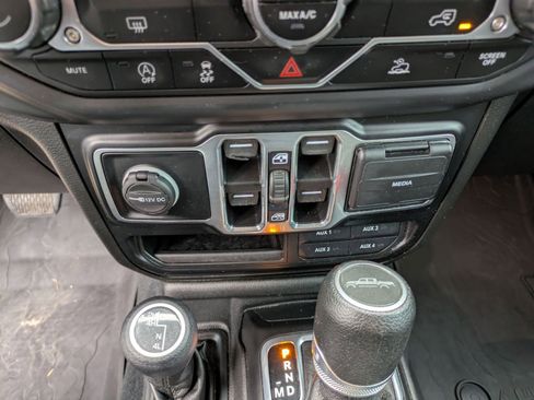 Used 2022 Jeep Gladiator Willys image 19