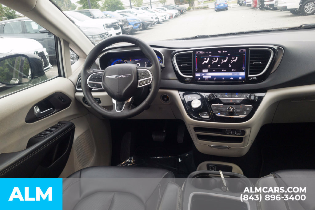 Used 2024 Chrysler Pacifica Touring-L FWD image 21