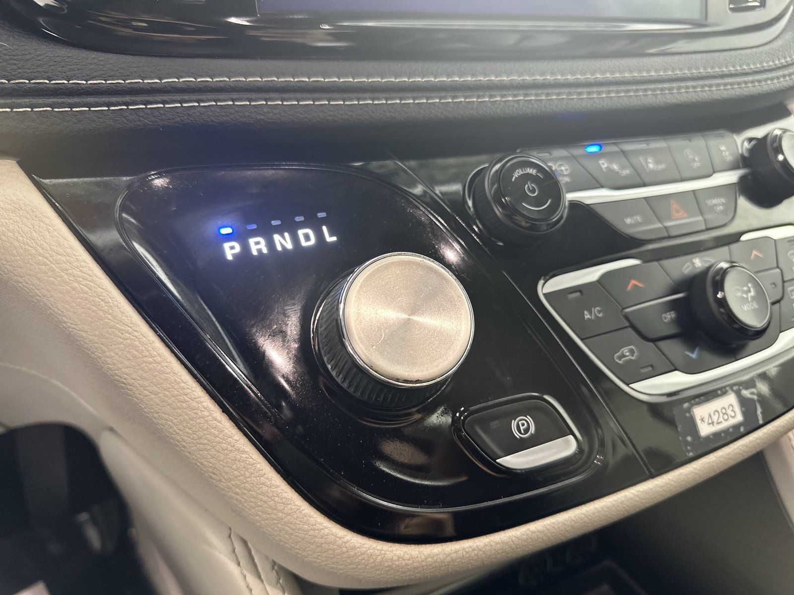 Used 2022 Chrysler Pacifica Limited FWD image 18