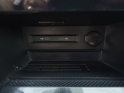 Used 2025 Volkswagen Taos SE image 15