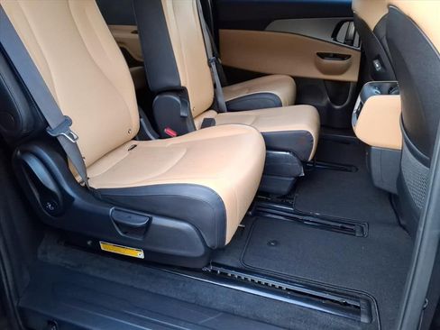 Certified 2023 Kia Carnival LX image 10