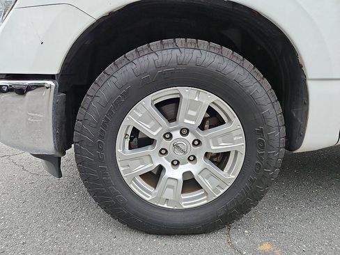 Used 2018 Nissan Titan SV image 9