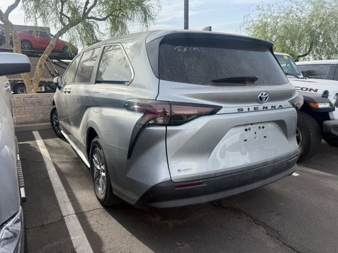 Used 2025 Toyota Sienna LE FWD image 3