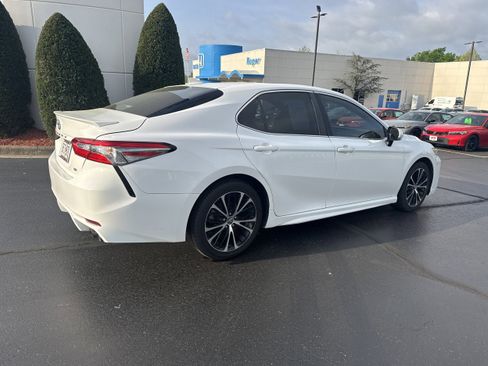 Used 2019 Toyota Camry SE w/ Convenience Package image 4