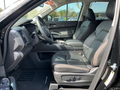 Certified 2025 Nissan Pathfinder SL image 12