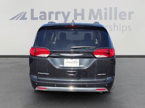 Used 2020 Chrysler Pacifica Limited image 4