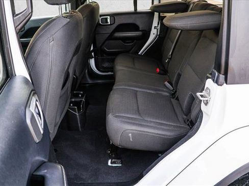 Used 2018 Jeep Wrangler Unlimited Sahara image 21