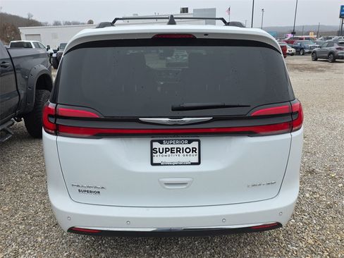 Used 2023 Chrysler Pacifica Limited image 5